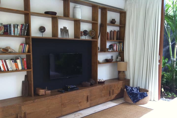 Sala de la biblioteca: generalmente se configura como un sofá cama, se convierte en dormitorios para adultos para ocupación completa. Capacidad para 2 adultos en camas individuales o dobles.