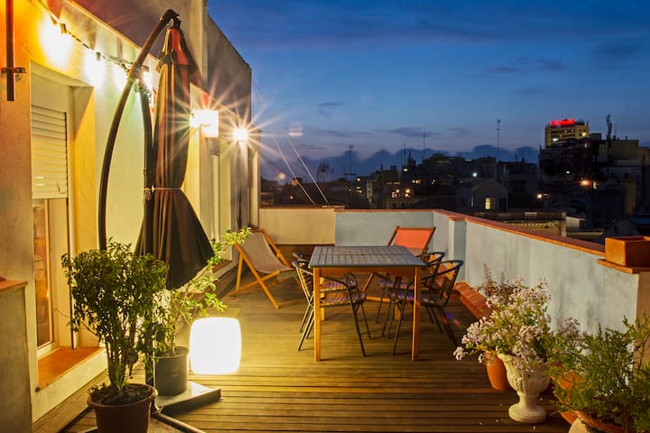 Confortable ático en el centro .