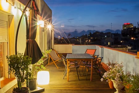 Confortable ático en el centro .