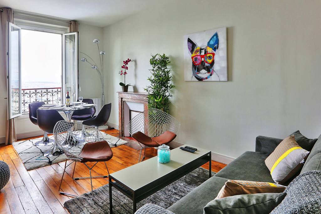 Very spacious living room with fantastic and panoramic view of Paris