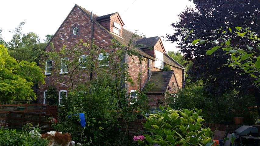 Telford Chapel: WiFi, parking, very large room, TV