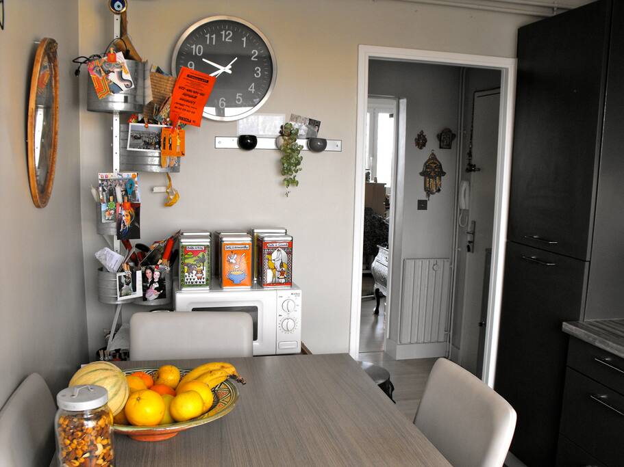 La cuisine, avec four micro ondes