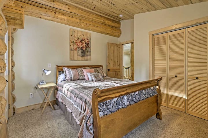 标准双人床房，设有步出式阳台，可欣赏热水浴池和树木的美景。