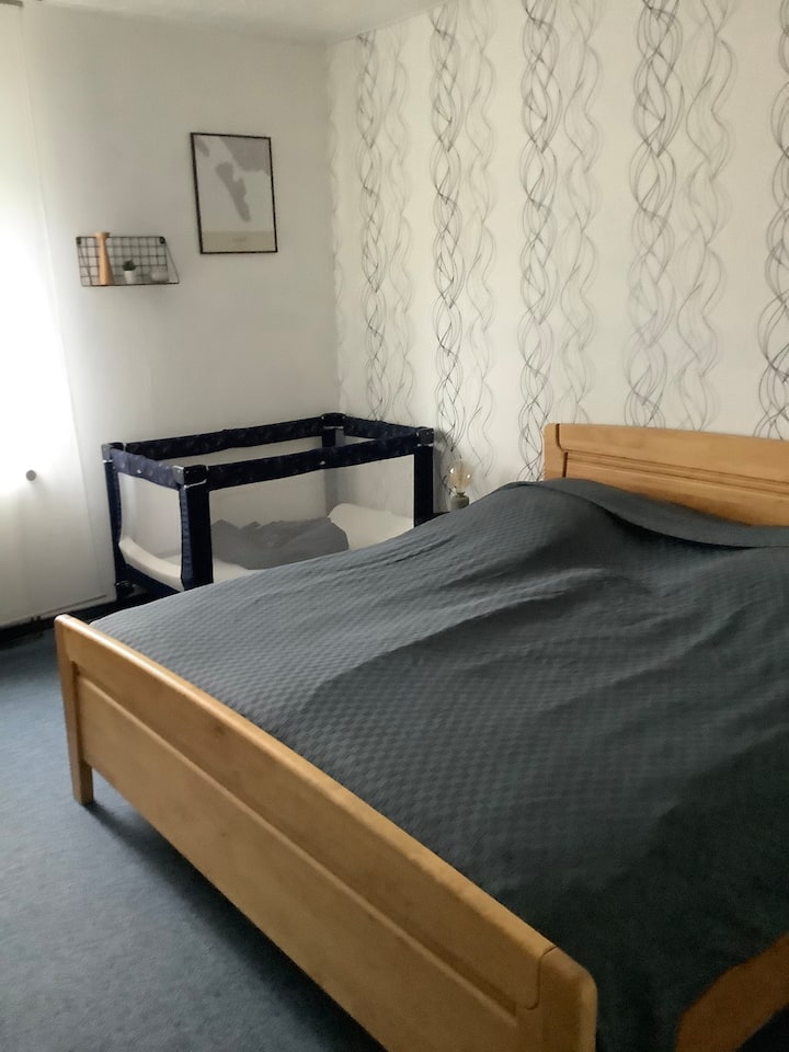 带婴儿床的卧室