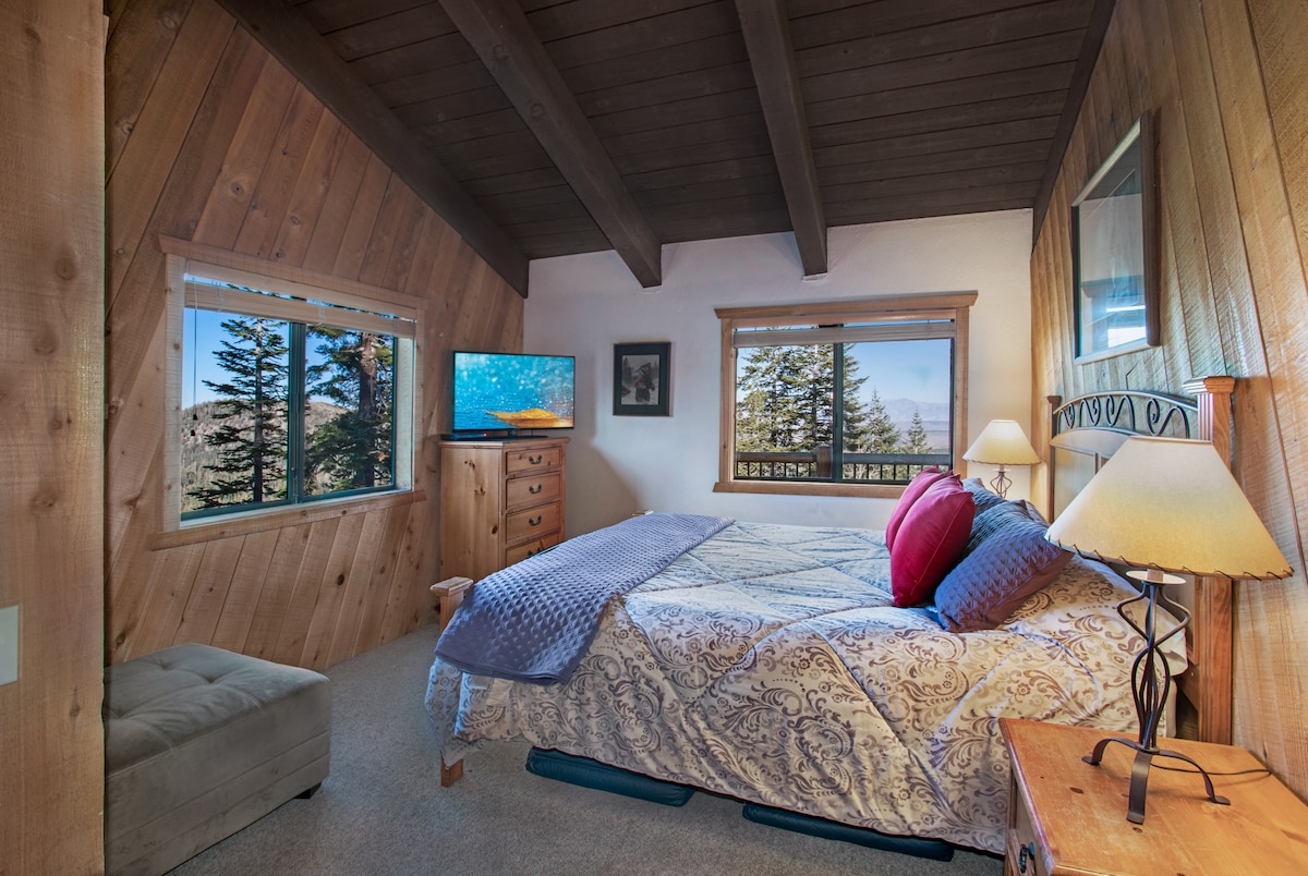 ห้องนอนมุมเตียงคิงไซส์ด้านหน้าพร้อมวิวภูเขาทีวี