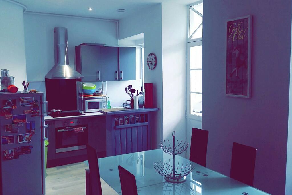 Salle à manger, cuisine équipée