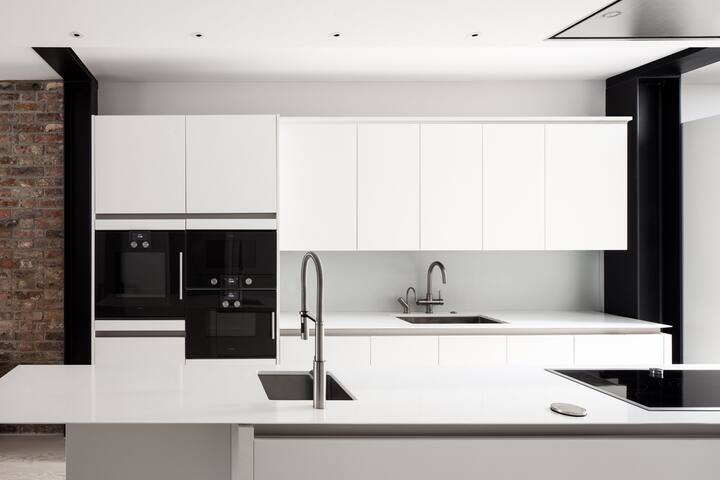 Chic Family Oasis with Garden in Central London gallery image 4