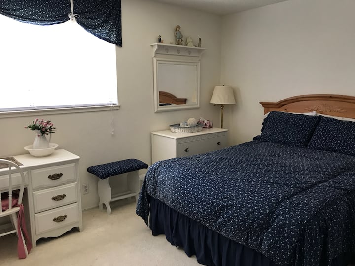 Двойно легло с много гардероб и място за чекмеджета. Работно пространство на бюрото. Допълнителна постелка в килера. 