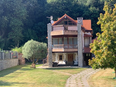 House with large garden in Pechón