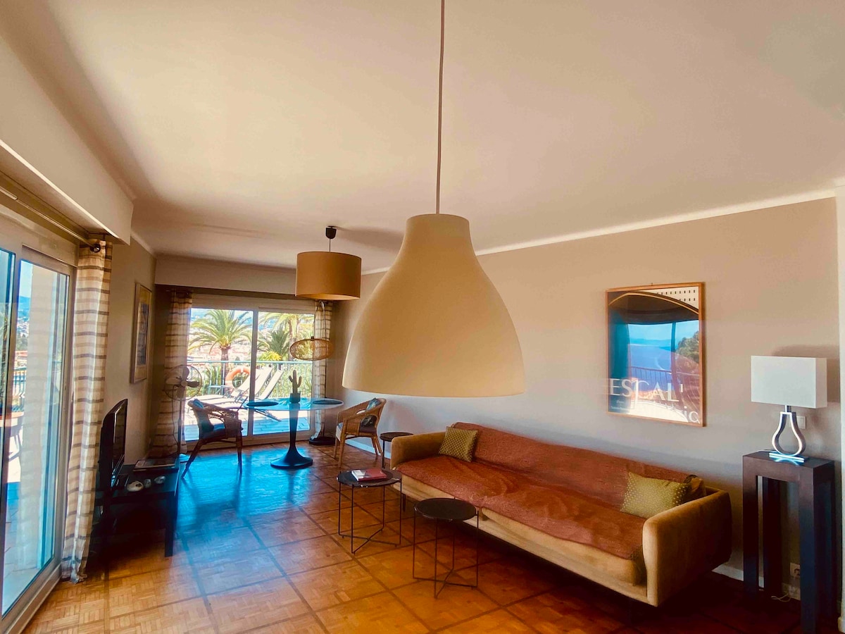 Top performing Airbnb: Villa apartment with stunning sea and harbor views in Mont Boron