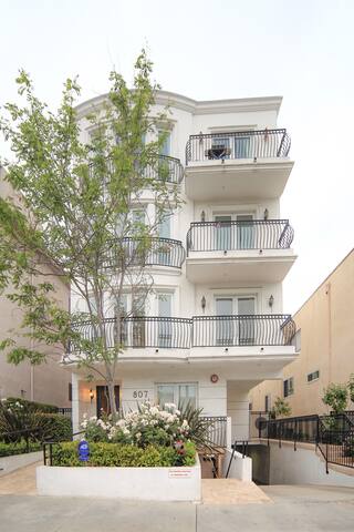 Grand Luxury Chic Unit Beverly Hills Adjacent gallery image 5