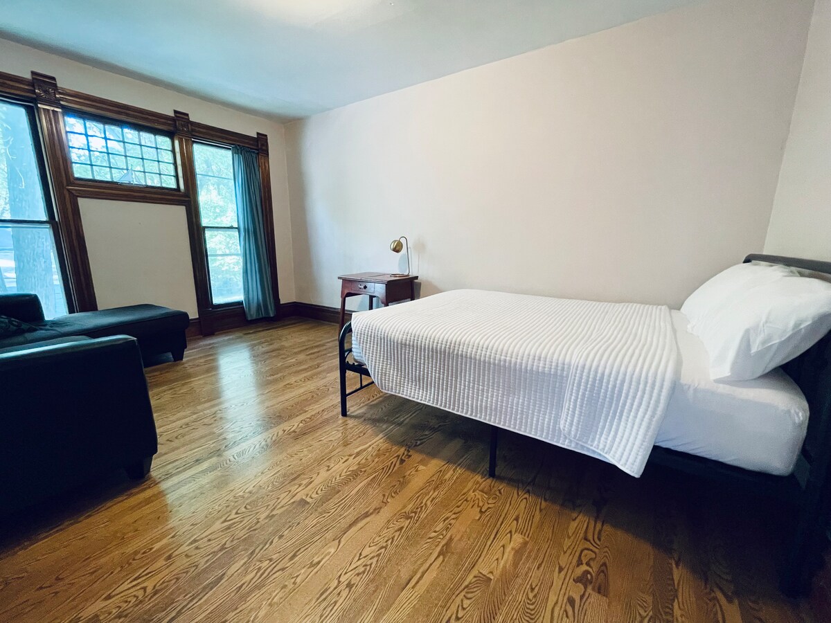 配备标准双人床和小沙发的卧室