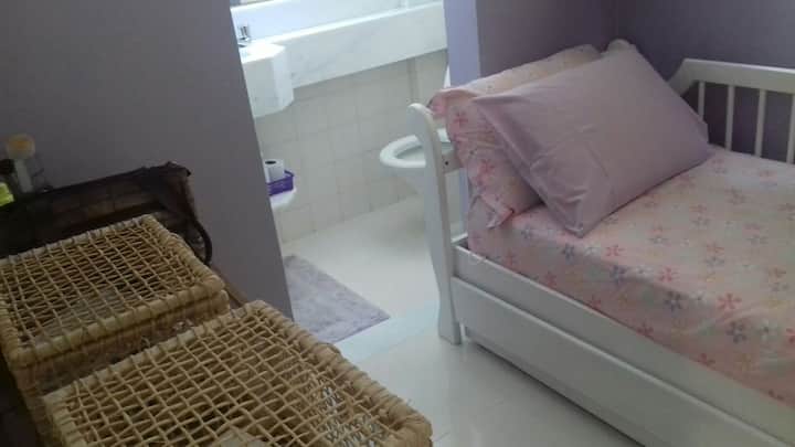 единично легло една баня на заден план и килер за дрехи от лявата страна на снимката 