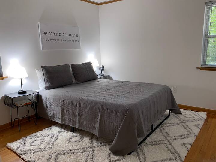 我们的第二间卧室配有一张标准双人床。  