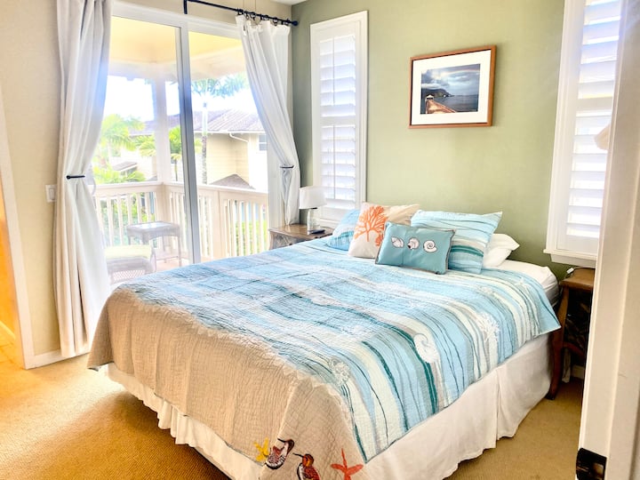 Upinde wa mvua Chumba cha kulala na lanai ya kibinafsi, kitanda cha Malkia, sinki yake mwenyewe, na ufikiaji wa choo cha Jack na Jill na beseni la kuogea. Kabati lina rafu kwa ajili yako nguo na vitu muhimu. Vivuli vyeusi kwenye madirisha, pazia nyeusi kwenye milango ya lanai.