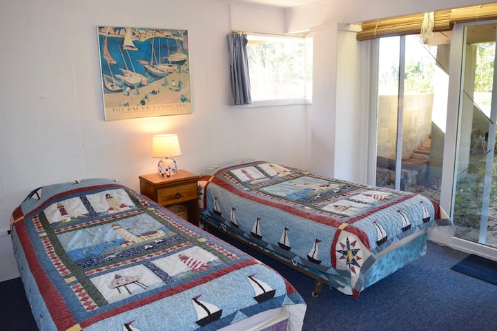 Dormitorio de abajo #1 (con dos camas individuales extra largas y armario grande)