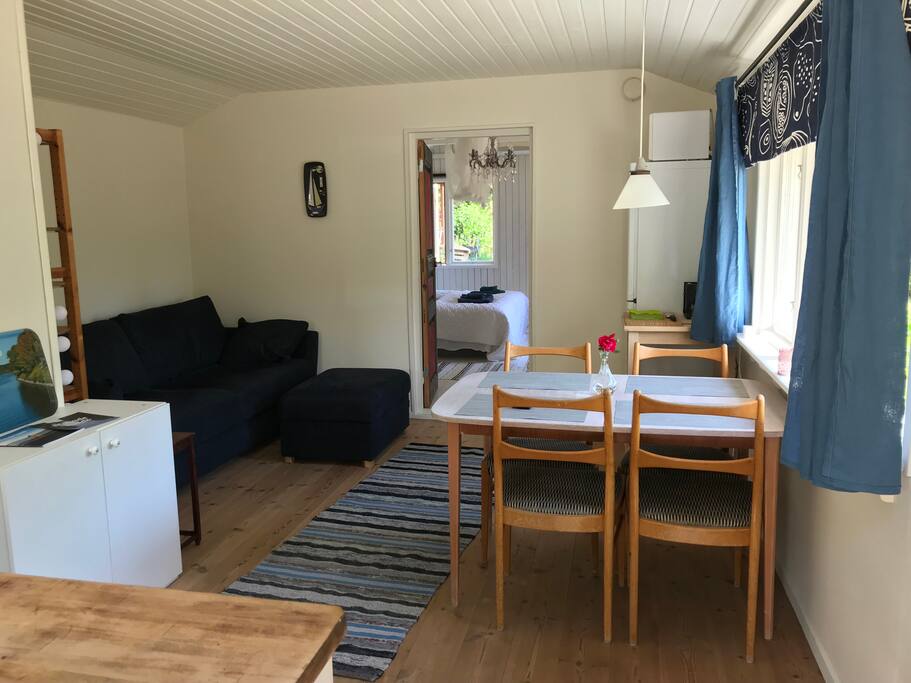 Nyrenoverat ljust vardagsrum med bäddsoffa för två personer samt matdel för 4 (6)
Välutrustad servis för 6 pers.
Kaffebryggare, brödrost, vattenkokare och micro finns.