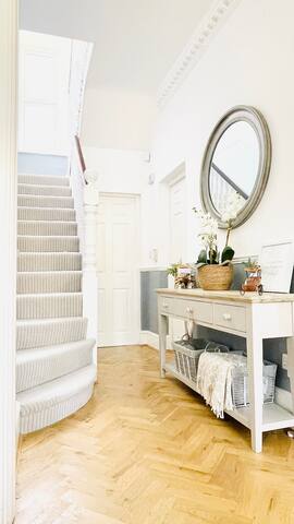 Beautiful & luxurious 6 bedroom home in London gallery image 4