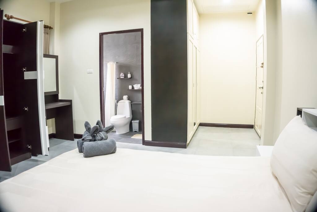lateral view of master bedroom