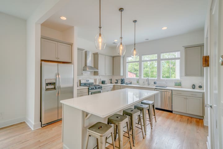 Movie Theater Rooftop Views 2 units Luxury Retreat gallery image 4