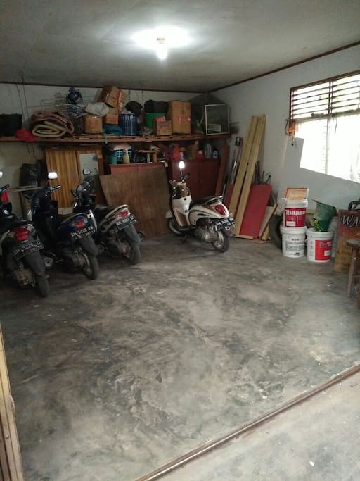 Parkir Motor cukup luas