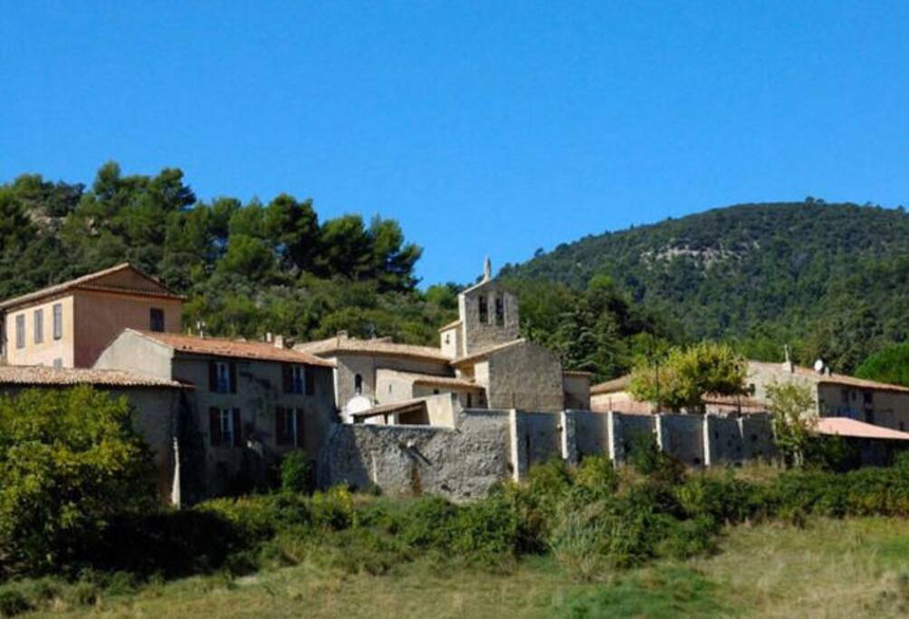 Le village de Vitrolles en Luberon niché au coeur des pins
