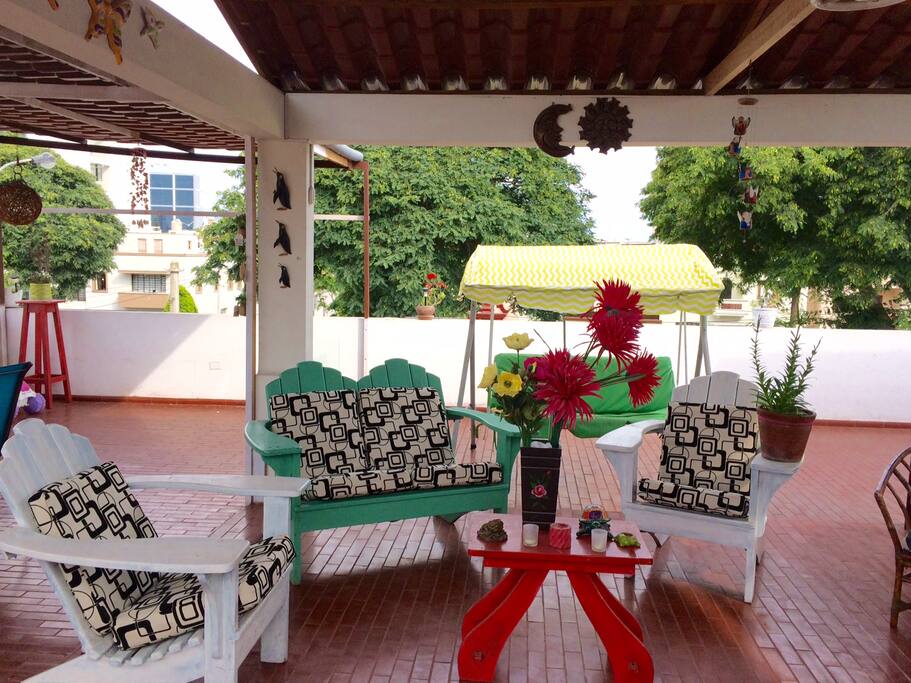 Terraza al lado de habitaciones