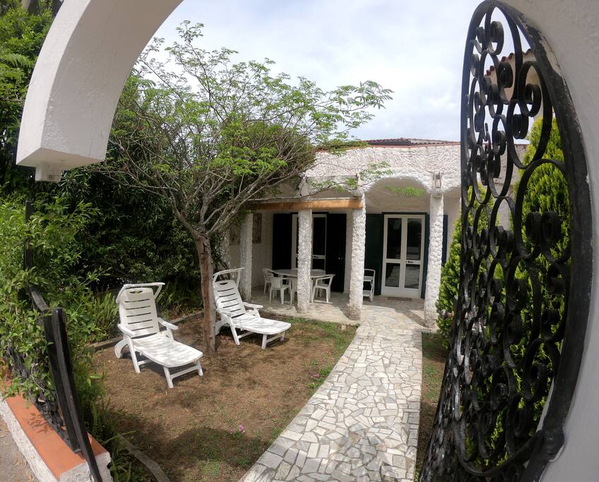 Ingresso dal giardino