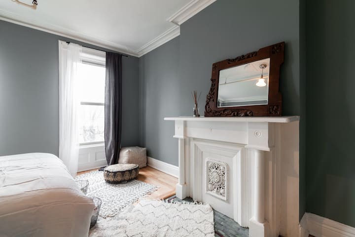 เตาผิงหินดั้งเดิมที่สวยงามและใช้งานไม่ได้ (โต๊ะเครื่องแป้ง) ในห้องนอน 