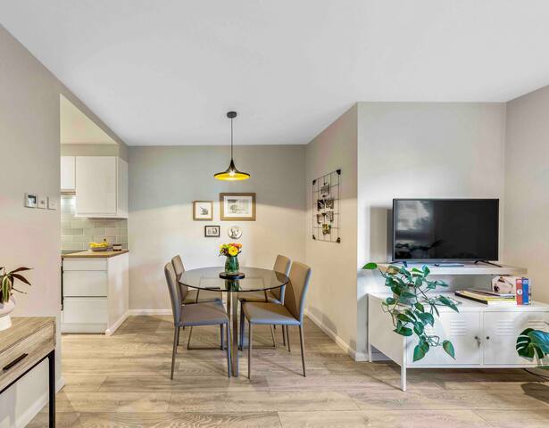 Stylish, spacious, very clean 2 double bedrooms. gallery image 3