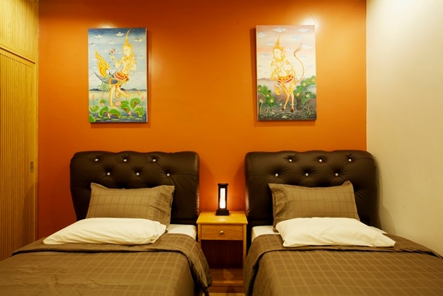 เตียงแฝดขนาดใหญ่เพื่อเปลี่ยนเป็นเตียงคู่ขนาดใหญ่ 7 ฟุต