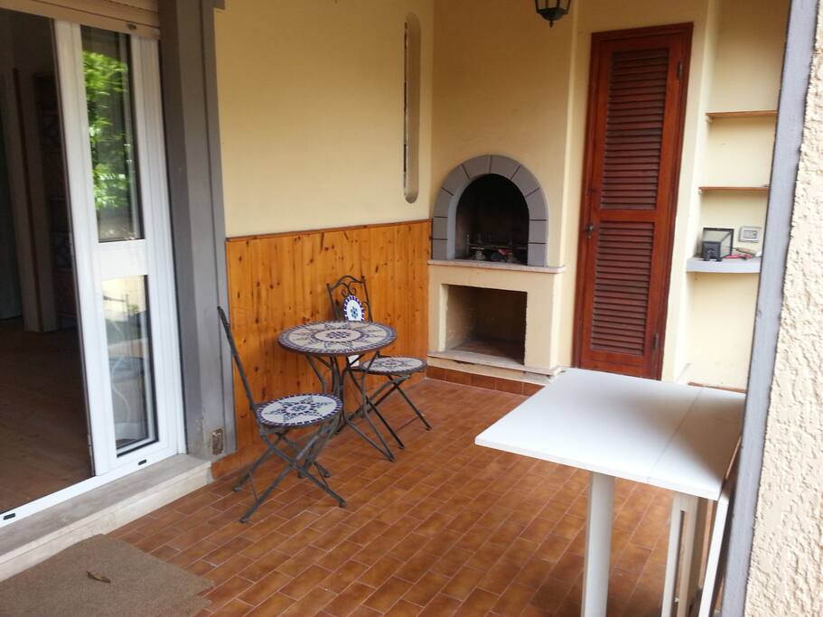 zona barbecue con tavoli