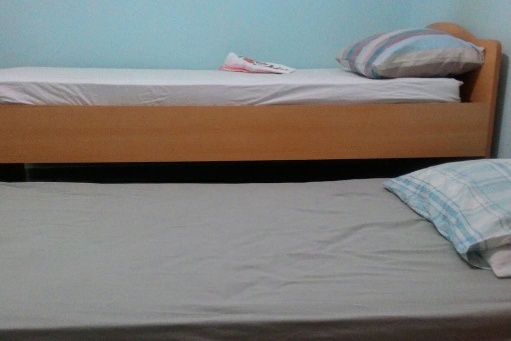 two single bed.
tek kişilik iki adet yatak.