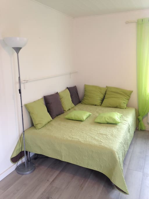 coin couchage dans la piece principale lit 140*190cm