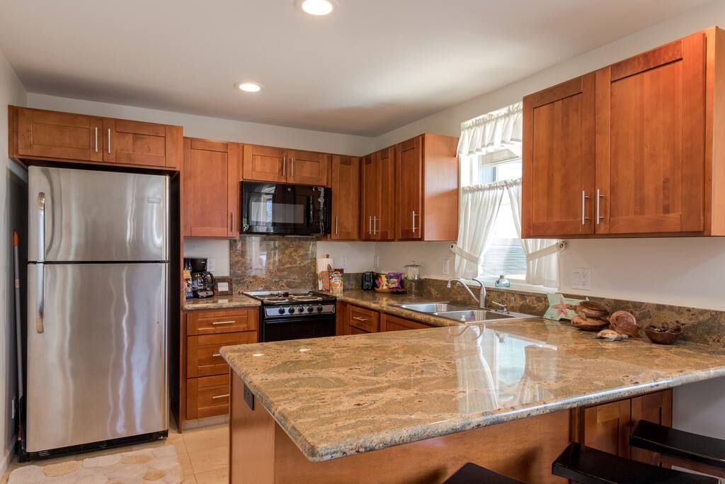 Full kitchen enjoy meals from home