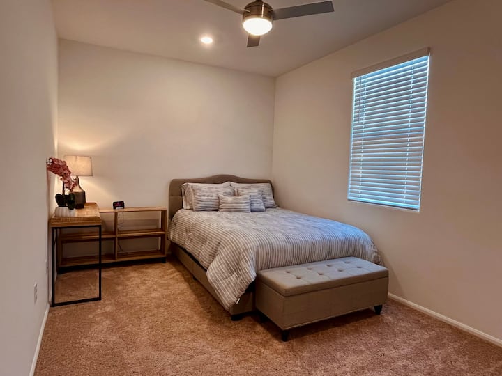 Chambre avec lit Queen Size et bureau dans l'espace de travail.
