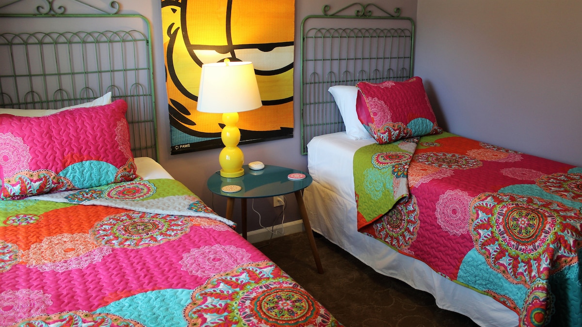 בחדר של גארפילד יש שתי מיטות נפרדות עם עיצוב כיפי. יש גם טלוויזיה. 