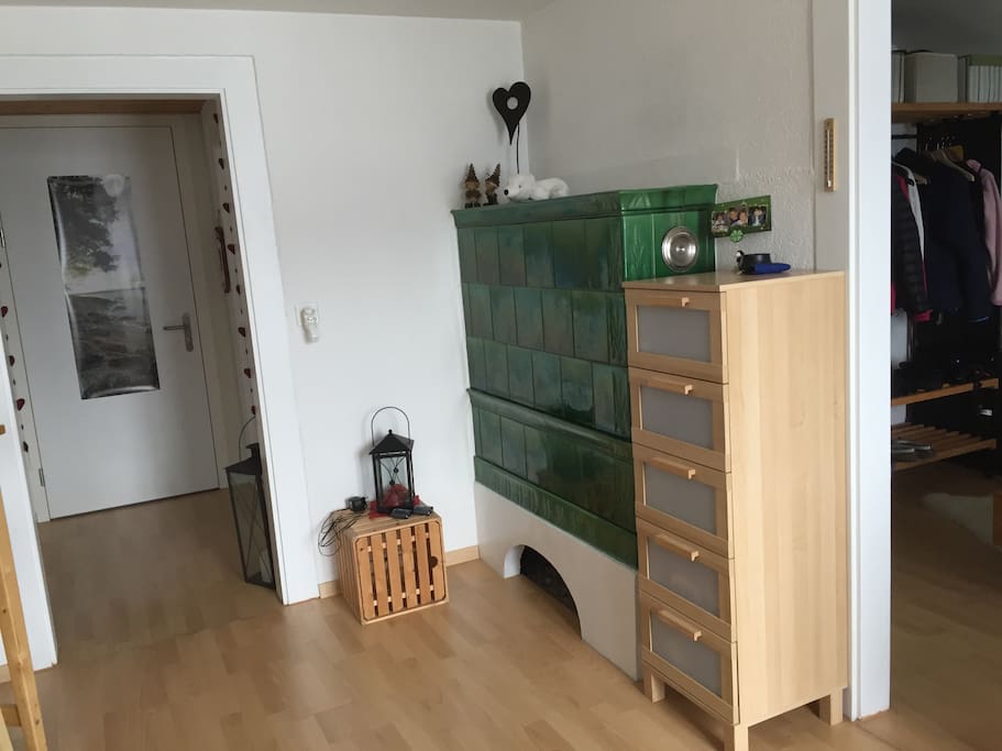 Zimmer mit heimeligem Ofen