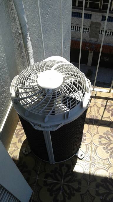 Maquina do esplit no terraço com vista para a cidade