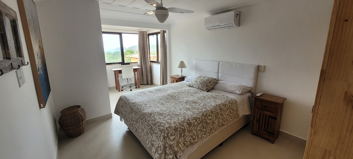 Главен апартман со поглед на море. Брачен кревет (широк 150-179 см), клима уред, тавански вентилатор и работна маса. Детското креветче може да се постави ако му треба на гостинот.