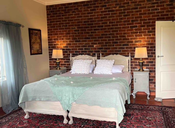 ห้องนอน 2
2 เตียงเดี่ยวสามารถทำเป็นขนาดคิงไซส์ได้ 1 หลัง