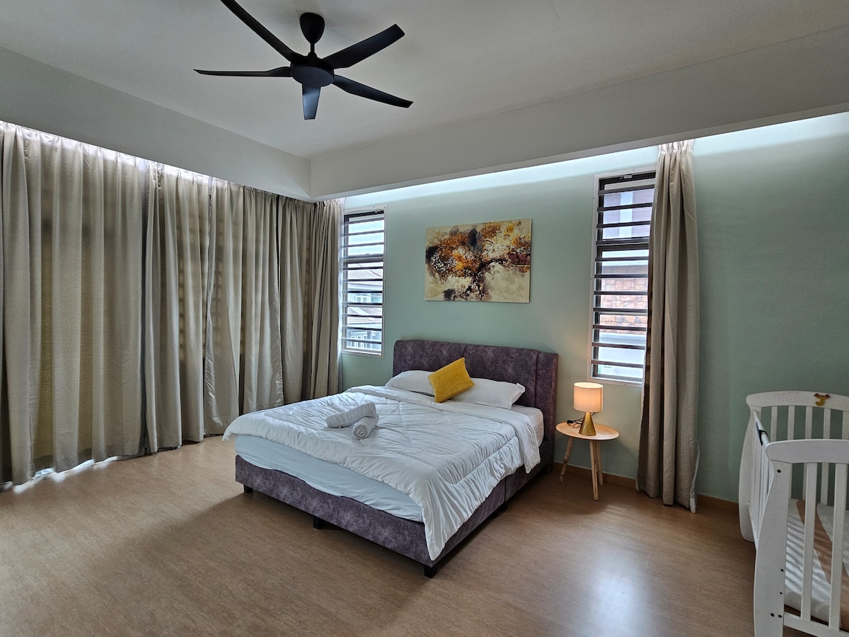 Izba na poschodí 1. 
Hlavná izba s 1 manželskou posteľou King a pripojenou kúpeľňou. 
Detská postieľka je k dispozícii!