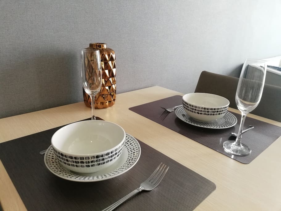Dining and place settings for 2