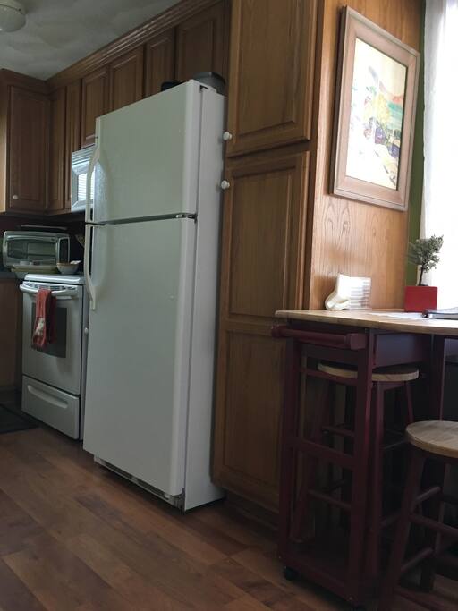 breakfast bar and full kitchen with keurig and coffee