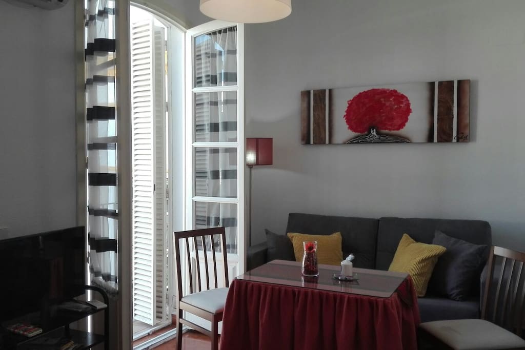 Salon con mucha luz y doble balconada.