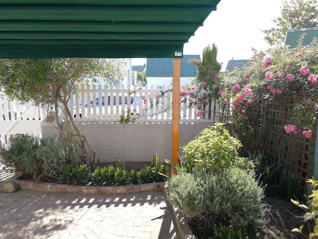 Bright Beach Cottage gallery image 3