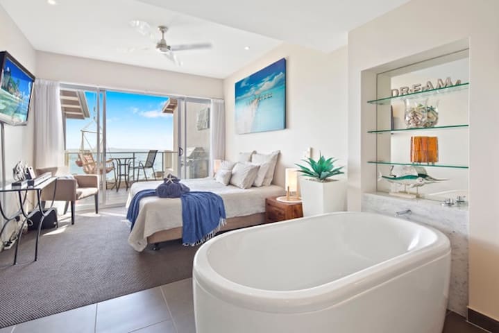 Luxurious ocean view apartment- wifi- pool- spa