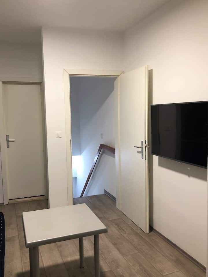 Sebule, runinga mpya, na sakafu mpya