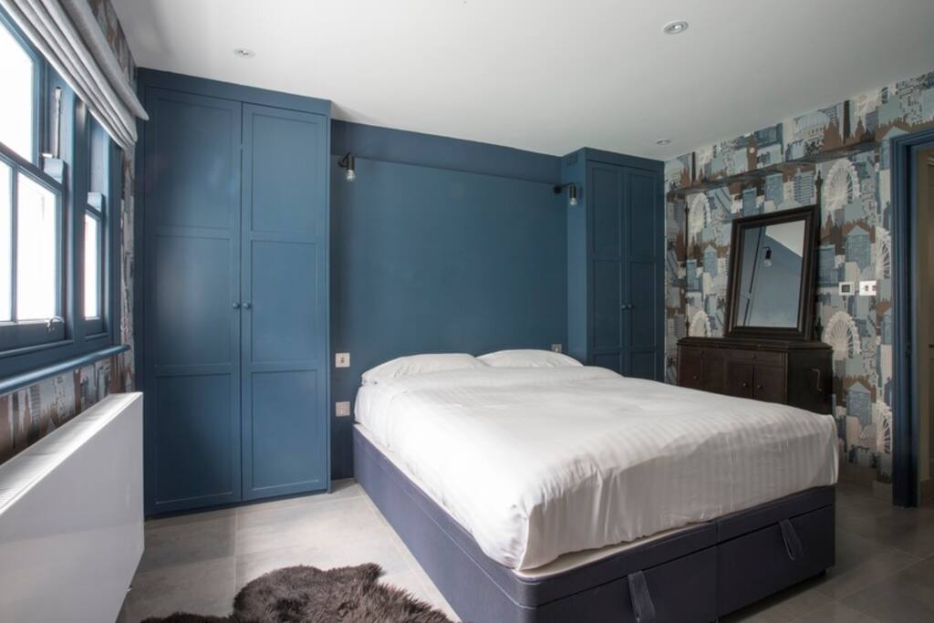 Bedroom with King bed (American Queen), en-suite bathroom, built-in wardrobe, underfloor heating and separate entrance.