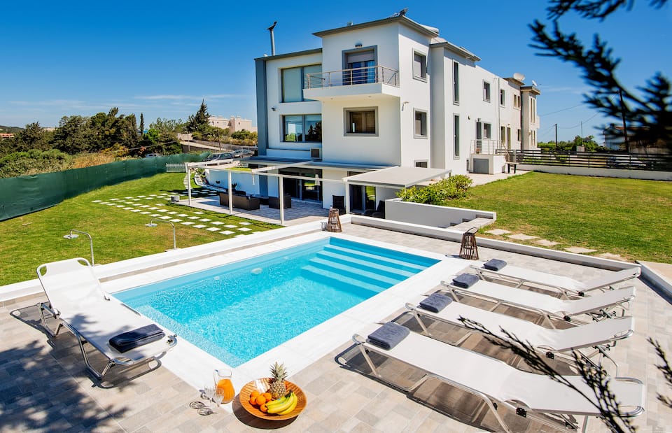 Dias Luxury Villa — photo 1